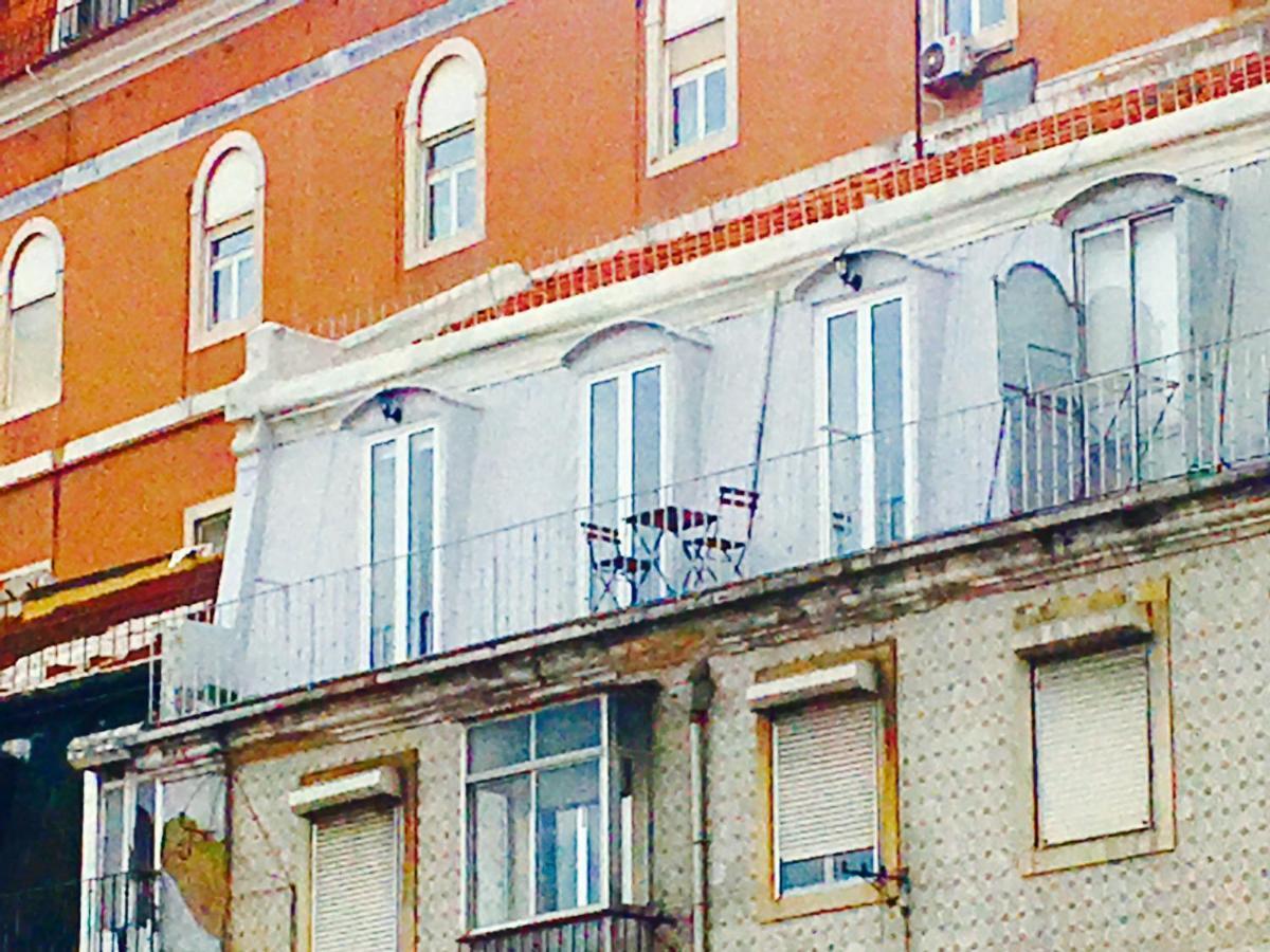 Amazing Downtown Apt With Small Balcony With View Over The Castle リスボン エクステリア 写真