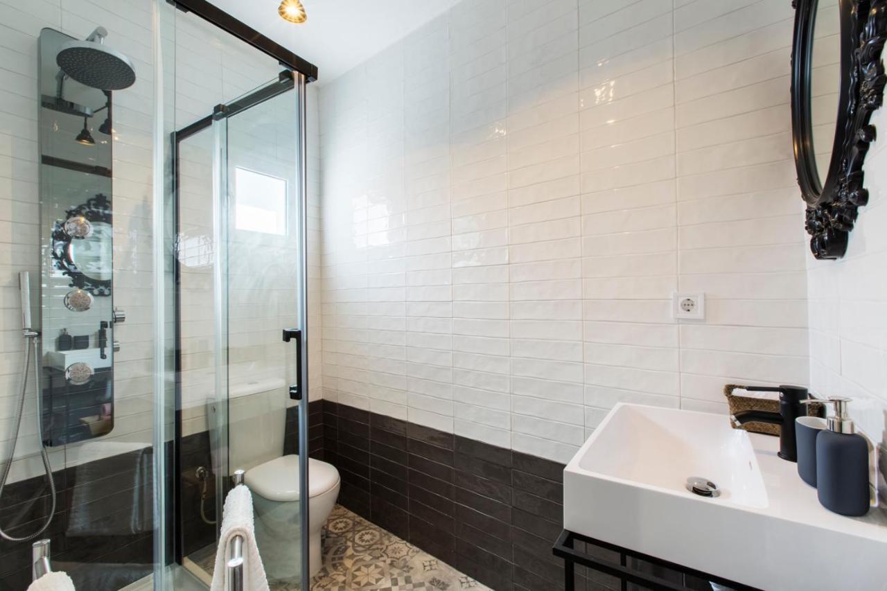 Amazing Downtown Apt With Small Balcony With View Over The Castle リスボン エクステリア 写真