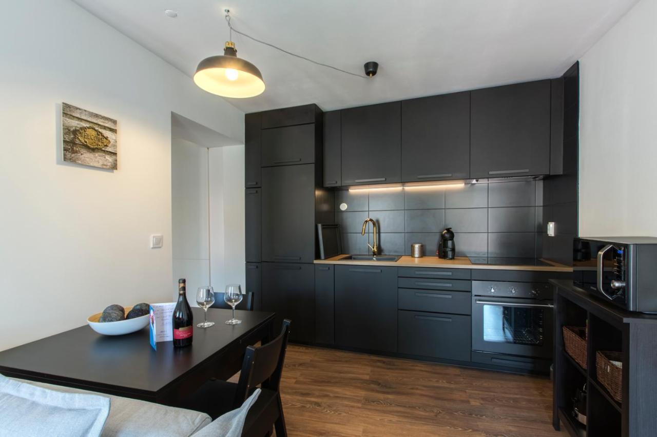 Amazing Downtown Apt With Small Balcony With View Over The Castle リスボン エクステリア 写真